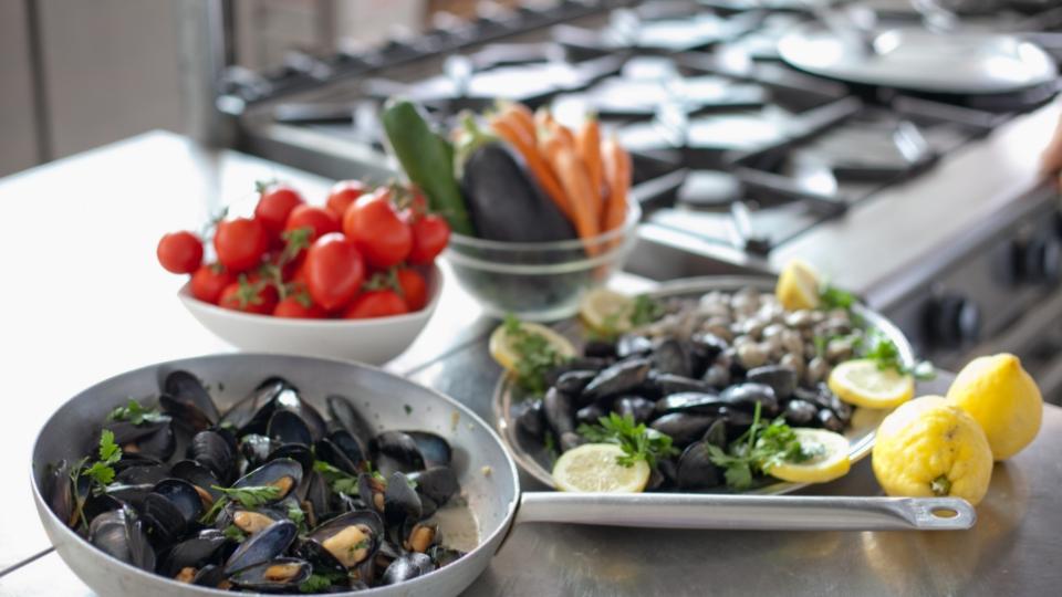 Frutti di mare e verdure fresche in cucina, pronti per essere cucinati.